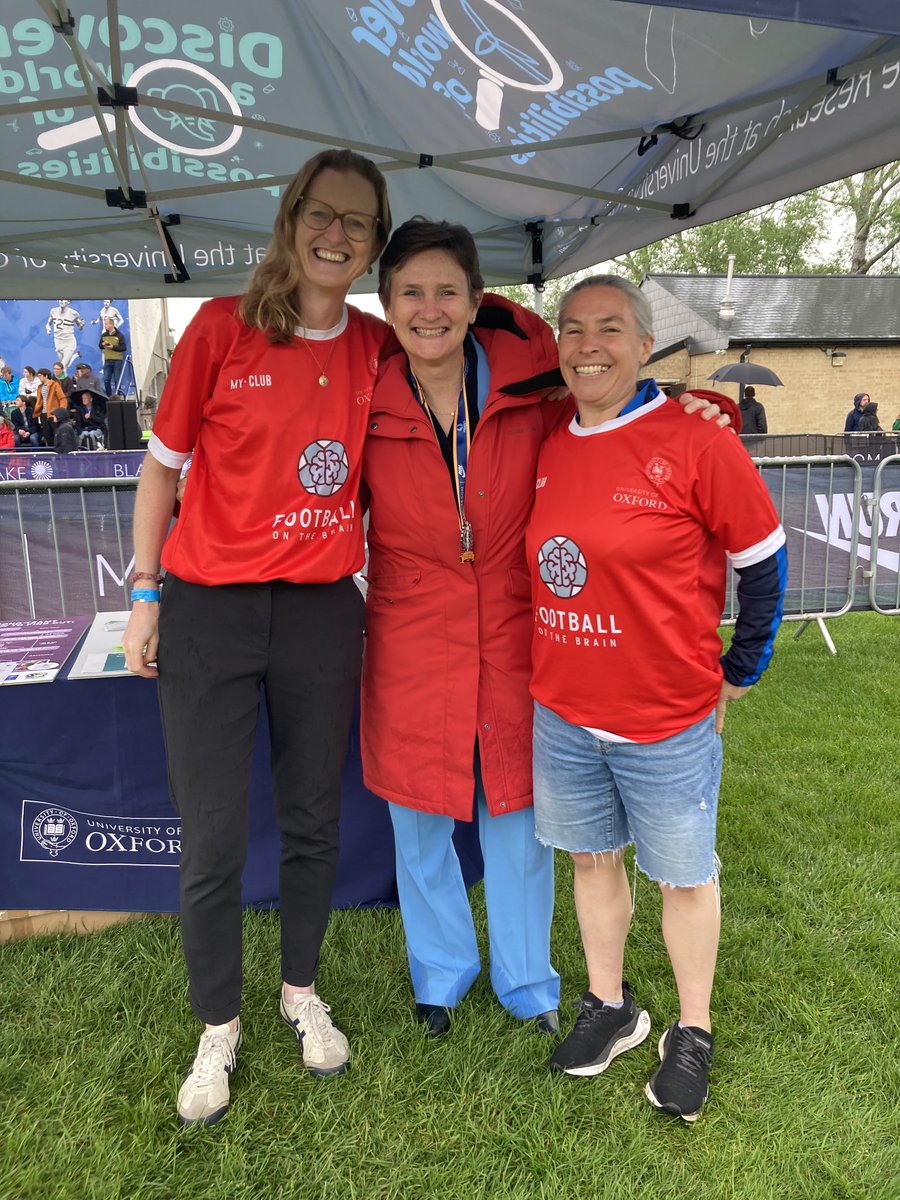 We were delighted to welcome Irene Tracey CBE, Professor of Anaesthetic Neuroscience & @UniofOxford Vice-Chancellor, who visited our Football on the Brain gazebo at the Bannister Mile anniversary event (shown here with our team members Prof. @heidijoberg & Prof. @HollyBridge8)