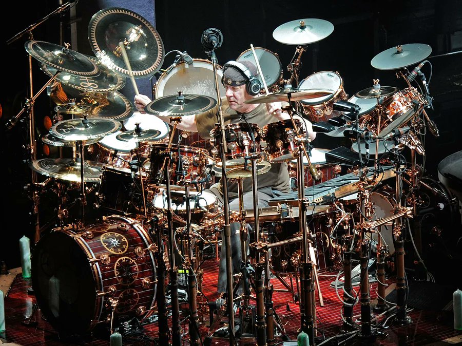 'I have stoked the fire on the big steel wheels
Steer the airship right across the stars
I learned to fight, I learned to love, I learned to feel
Oh I wish that I could live it all again'.. Happy Willowdale Wednesday #RushFamily #RushTheBand and all of XLand!! #RIPNeilPeart