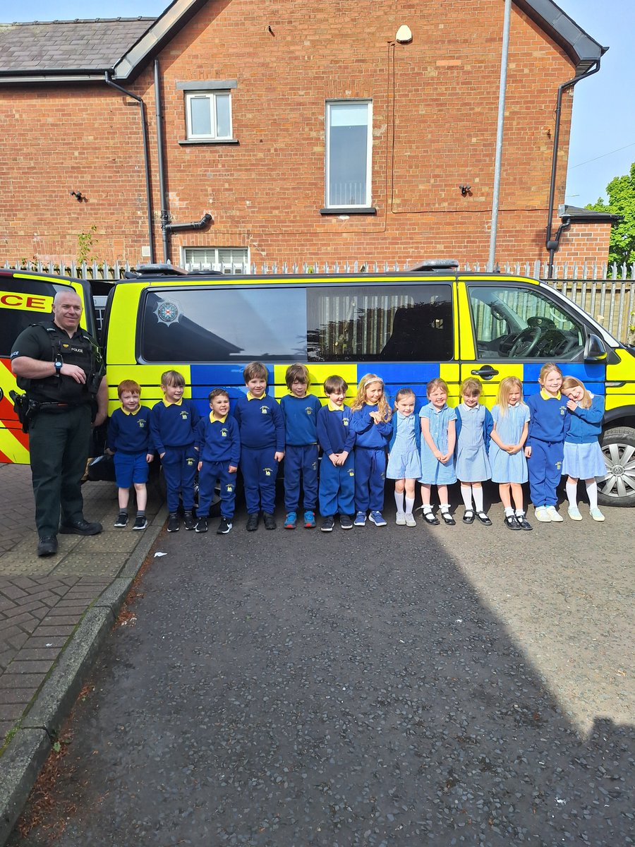 Neighbourhood Officers were outside Belmont Primary School this morning assisting with the School Crossing Patrol after concerns from local residents. We then chatted to Primary 1 pupils about Road safety, Stranger danger and what we do. Thanks. #WeCareWeListenWeAct