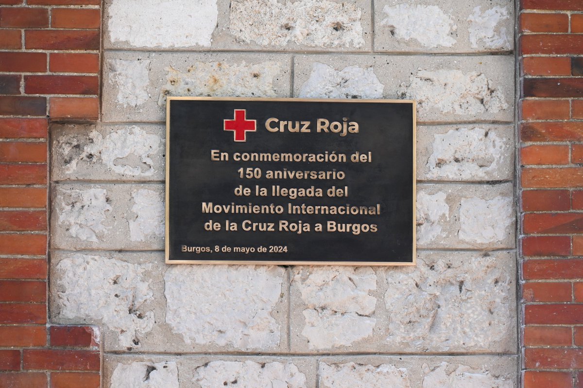 Una placa recuerda en el #DiaMundialdelaCruzRoja la presencia de la institución en provincia de Burgos desde hace 150 años La alcaldesa de Burgos @cris_ayala_ amadrina el acto y descubre la placa ubicada en el primer edificio de la institución #150añosCruzRojaBurgos