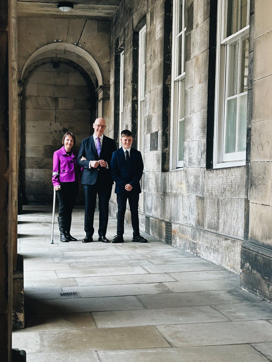 📸 @JohnSwinney after being sworn in as First Minister of Scotland in Edinburgh at the Court of Session, taking the oath of office.