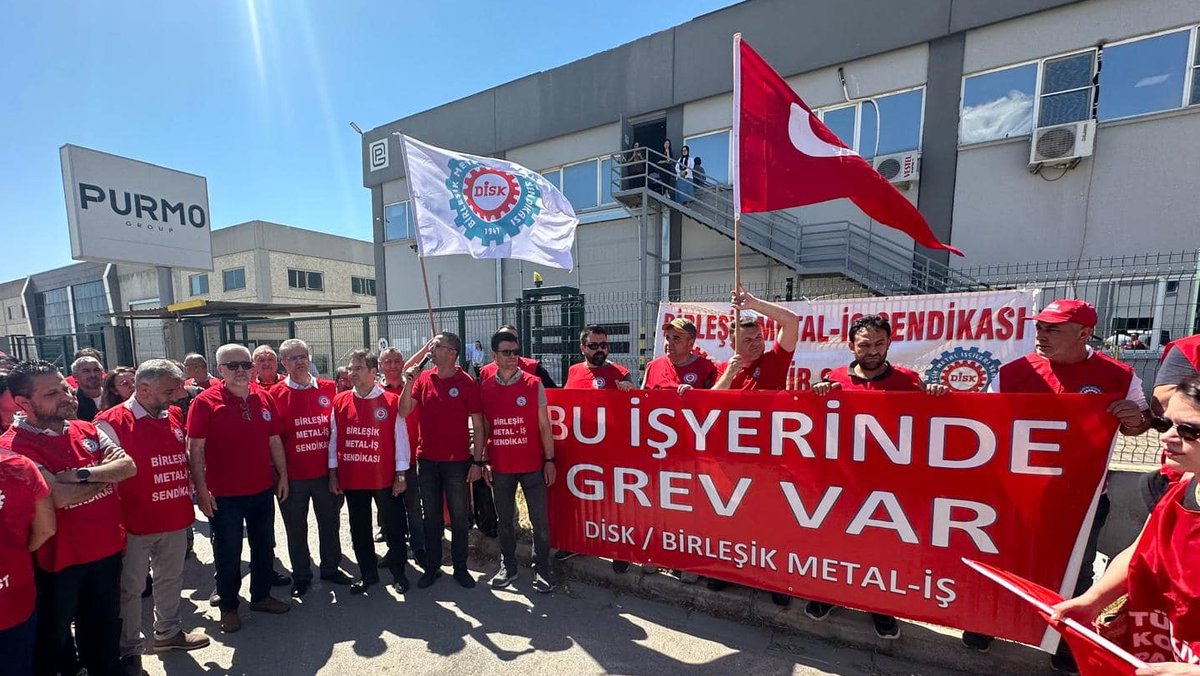 BirlesikMetal's tweet photo. İzmir Kemalpaşa’da bulunan Purmo Group işyerinde, işverenlikle yürüttüğümüz toplusözleşme görüşmelerinde anlaşma sağlanmaması ve sefalet ücreti dayatmasına karşı #GREV’deyiz

İşçilerin sürekli olarak yoksullaştığı, gelir kaybına uğradığı bir dönemde işveren oldukça düşük oranlı ücret zammı teklifleri yerine Purmo işçilerinin kabul edilebileceği bir ücret teklifi vermelidir.

#PurmoİşçisiKöleDeğildir