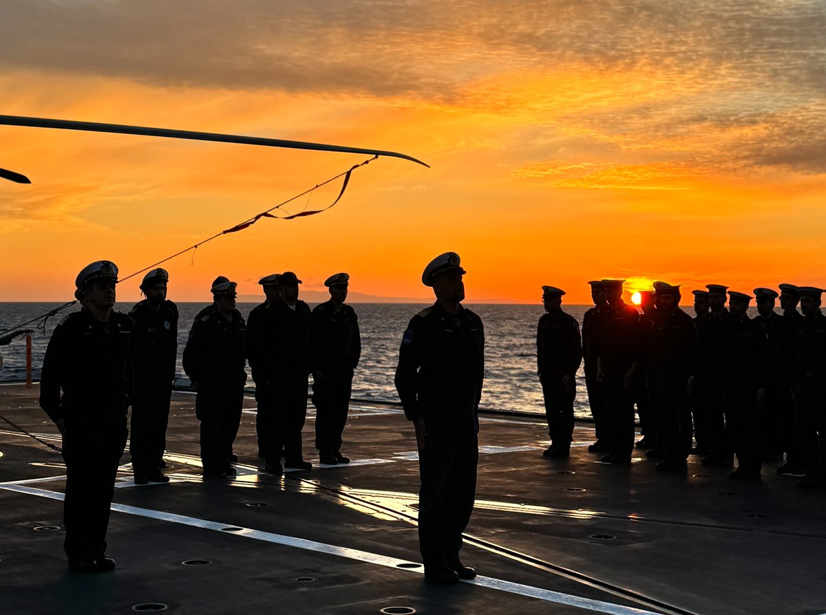 The flagship of the EUROMARFOR Escort Group - ITS CARABINIERE - celebrates the flag lowering ceremony.
‘Attention on deck, the Italian and EUROMARFOR flags lowered and hoisted again, the boatswain’s whistle as
the sun sets. EMF personnel experiences a solemn tradition of IT Navy.