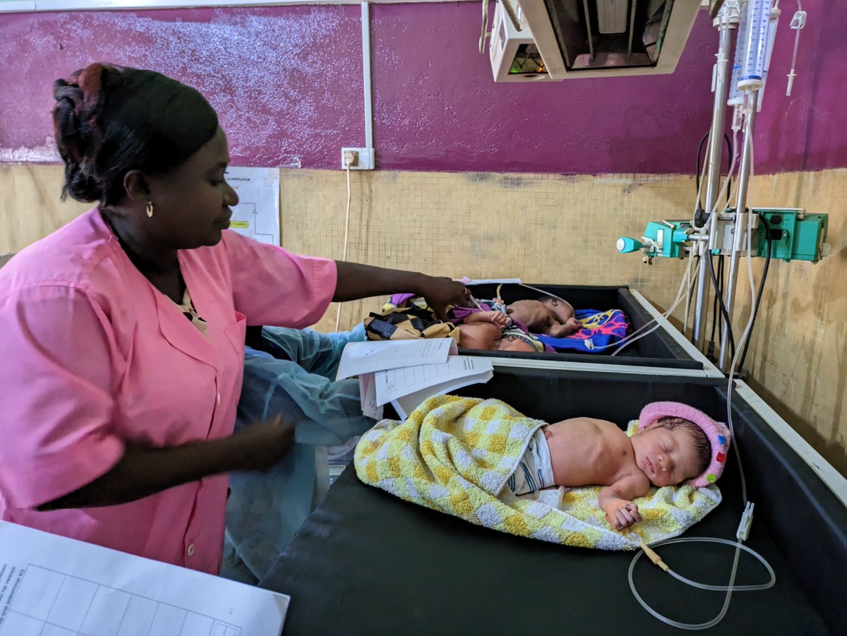 UNICEF_CAR's tweet photo. Ces bébés prématurés sont surveillés par le personnel de l’Hôpital Régional de Berberati.

Aujourd’hui, Journée Mondiale de la Sage-Femme, nous mettons en valeur leur dévouement et leur professionnalisme, qui sauvent des vies.

Merci à @USAID  pour la provision d’équipements. https://t.co/KYAEHdzJKj