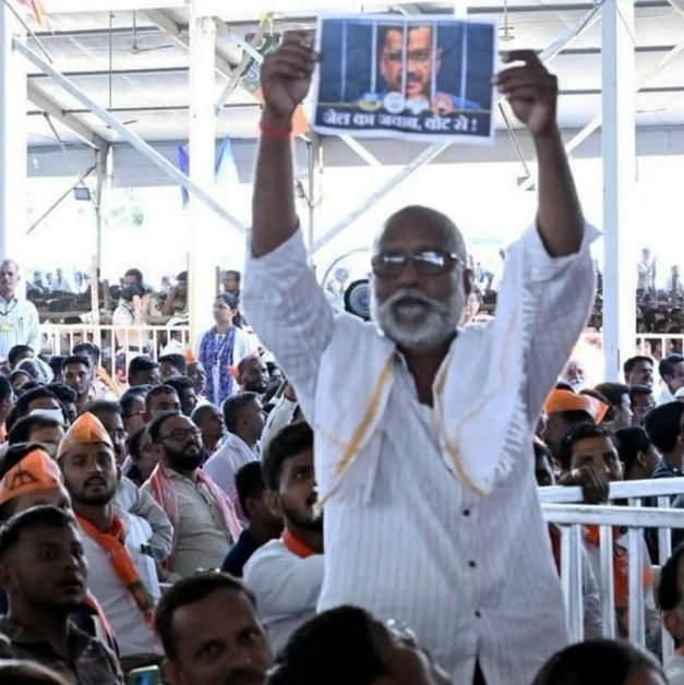 महाराष्ट्र में मोदी की रैली में हजारों लोग थे उनके बीच में AAP के कार्यकर्ता केजरीवाल का बैनर लहरा रहे है ये करने के लिए बहुत हिम्मत चाहिए... ऐसे कार्यकर्ताओं कों सलाम है 1 कार्यकर्ता 1000 के बराबर है ❤️🫡🙏🏻