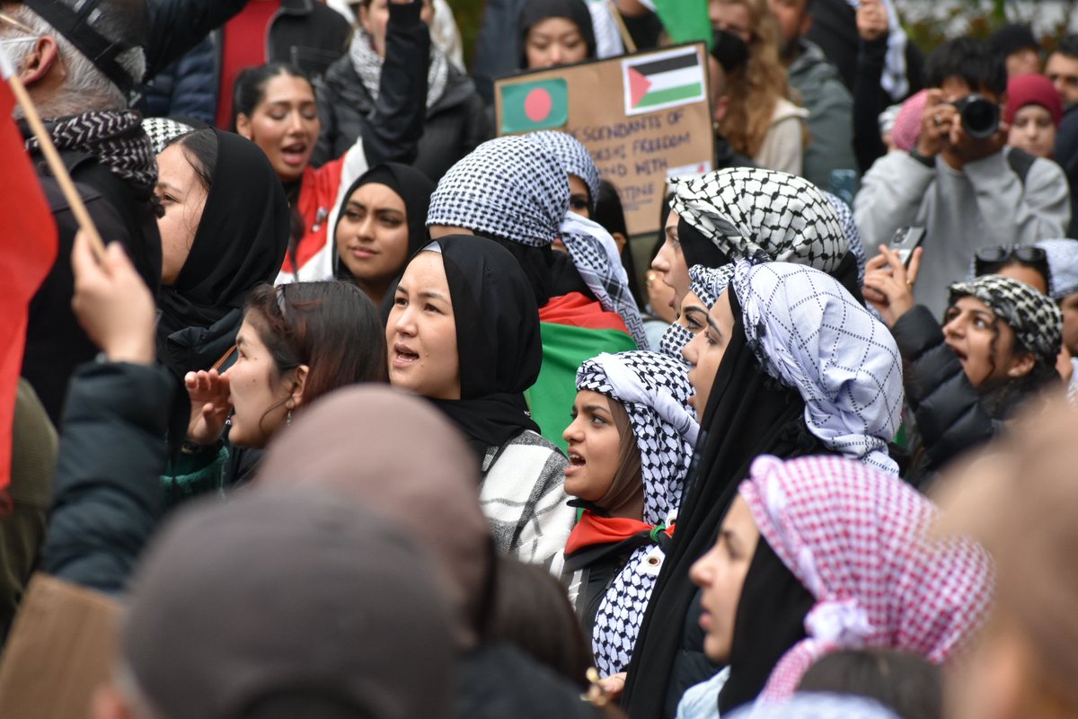 Panglima Perang,kepala suku Aborigin Victoria dan anjingnya di jaga ketat polisi federal Australia slama memimpin demo besar free Palestine 🇵🇸 Melbourne dari serangan pro Zionist. . Jangan berhenti berteriak untuk kemerdekaan Palestina.