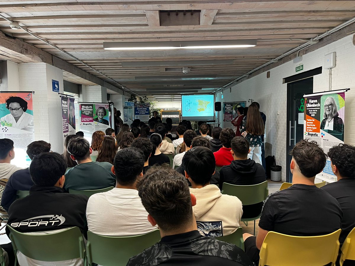 icmm_csic's tweet photo. ¡¡Primer turno de esta #EuropeDay de la #NightMadrid!! Medio centenar de alumnos y alumnas de Salesianos Atocha ya han aprendido la ciencia que hacemos gracias a Europa... ¡y han jugado a nuestro #EscapeRoad! 🤓 https://t.co/NaKYabv8Bc