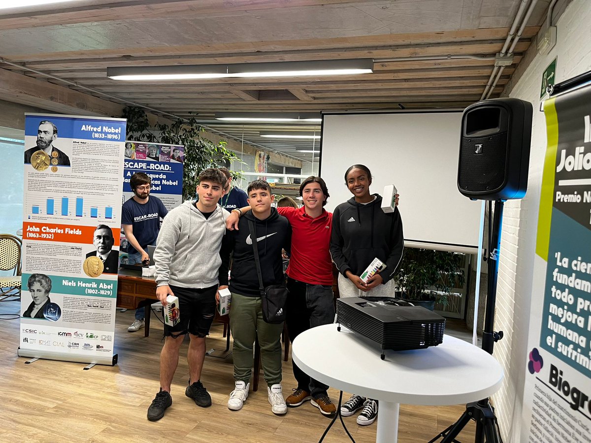 icmm_csic's tweet photo. ¡¡Primer turno de esta #EuropeDay de la #NightMadrid!! Medio centenar de alumnos y alumnas de Salesianos Atocha ya han aprendido la ciencia que hacemos gracias a Europa... ¡y han jugado a nuestro #EscapeRoad! 🤓 https://t.co/NaKYabv8Bc