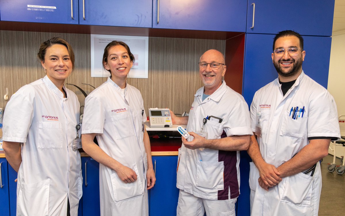 Bij verdenking op een hartinfarct gebruiken we nu de high sensitive Troponine I-point-of-care test (POC-test). Deze test levert een uur tijdwinst op bij het bepalen of iemand een hartinfarct heeft. Hierdoor is er een grotere kans op overleving en herstel. antoniusziekenhuis.nl/nieuwsoverzich…