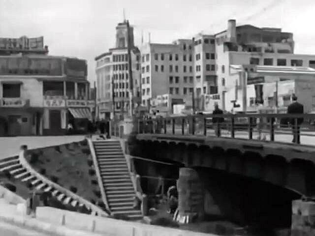 【映画の中の隠れた東京名所】～中央区銀座「三原橋」～。1951年の成瀬巳喜男監督映画『銀座化粧』、1949年に戦災の瓦礫処理為に「三十間堀川」が埋立てられた跡の「三原橋」が登場。三原橋だけは都電の通行に支障があるため残され、アーチ状の地下街が誕生。本来は観光目的が映画館などの娯楽施設に。