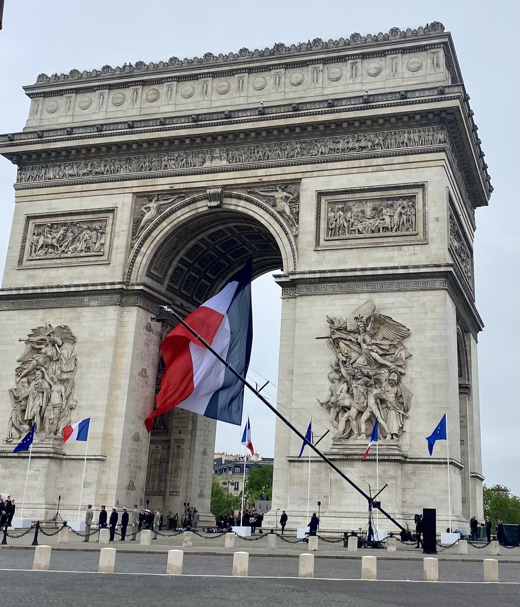 Honoré d’assister ce matin à la cérémonie du 79e anniversaire de la Victoire du 8 mai 1945. La 🇸🇪, en tant que membre de l’#OTAN et alliée, est fière de contribuer à la sécurité 🇪🇺 et transatlantique. @Armees_Gouv @e_de_gonneville