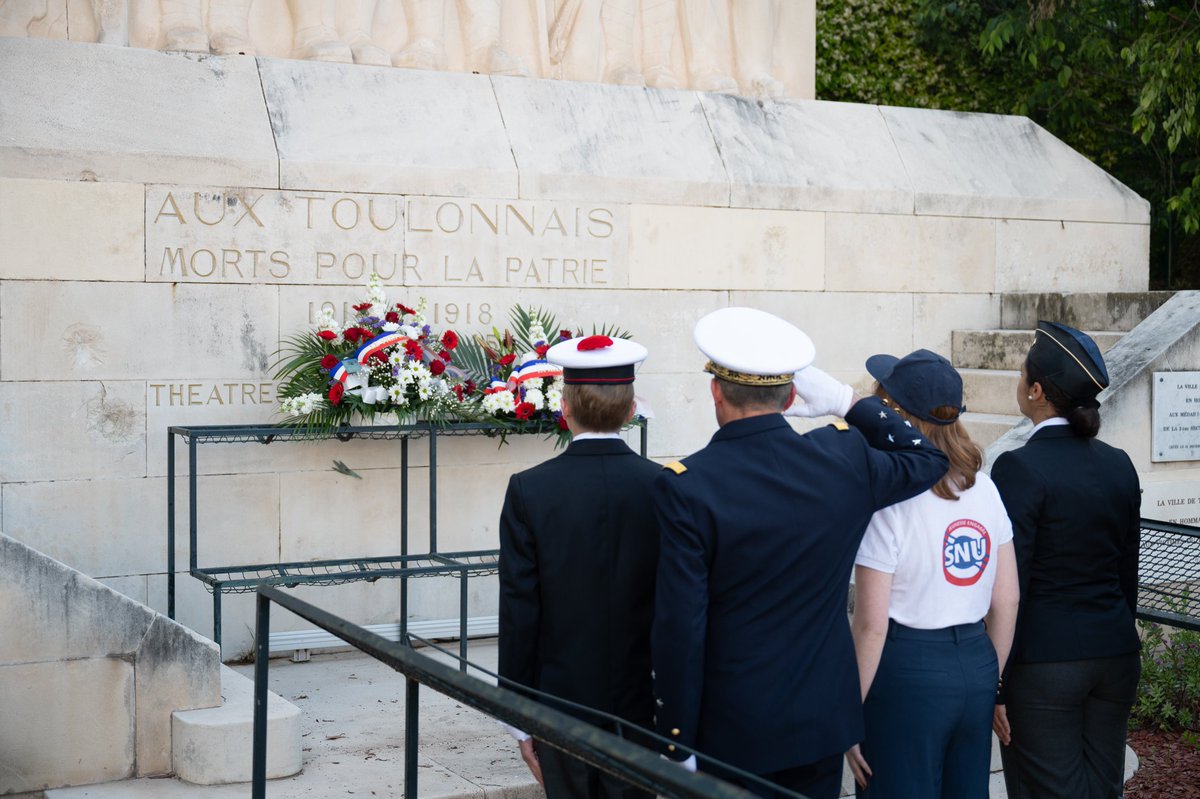 #8Mai | Dans les bases comme en déploiement, les marins honorent aujourd’hui la mémoire de ceux qui ont pris part aux combats pour la Libération de la 🇫🇷 et la Victoire, que ce soit en mer, dans les airs ou à terre. #VotreHistoireNotreHistoire