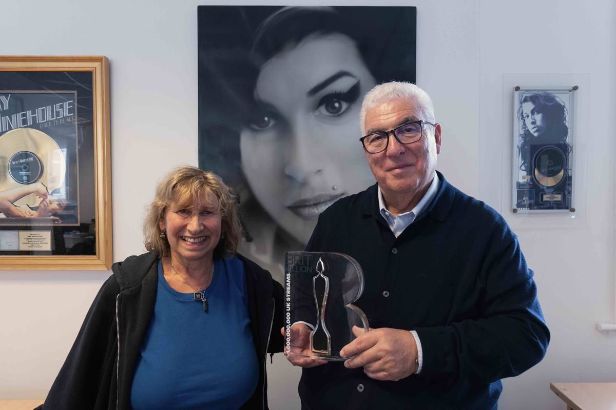 Amy Winehouse posthumously receives BRIT Billion Award. The award was accepted by her parents: 'It's wonderful that her music is being discovered by new audiences of young people who love it just as much as her contemporaries' buff.ly/3Uw7Se2