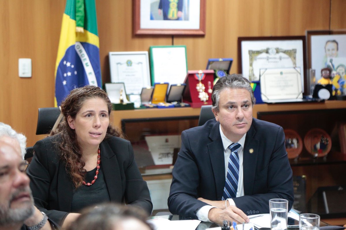 CamiloSantanaCE's tweet photo. Na noite dessa terça-feira, a ministra da Gestão e da Inovação em Serviços Públicos, Esther Dweck, veio ao MEC com toda a equipe do MGI para apresentar alternativas na construção de uma nova proposta de carreira para docentes e técnicos-administrativos em educação das nossas universidades e institutos federais de educação, ciência e tecnologia.