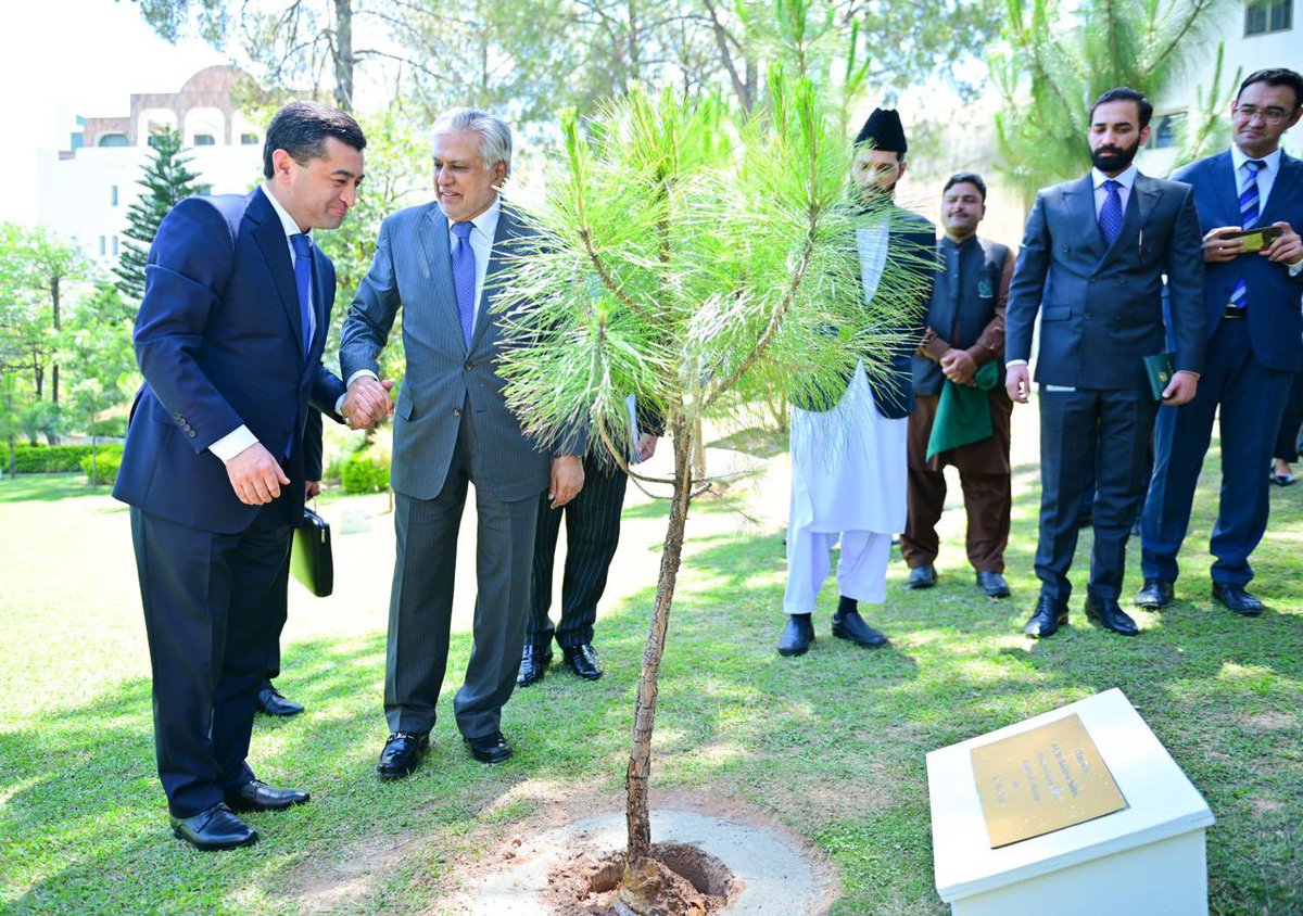 Deputy Prime Minister and Foreign Minister Senator Mohammad Ishaq Dar @MIshaqDar50 and Uzbek Foreign Minister Bakhtiyor Saidov @FM_Saidov planted a tree at the Ministry of Foreign Affairs, Islamabad as a symbol of friendship and a joint dedication to a green and sustainable…