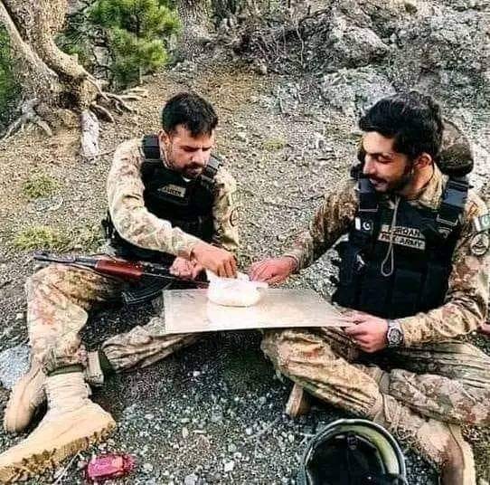 یہ ہیں پاک فوج کے قابل فخر آرمی آفیسرز جو دن بھر وزیرستان کے پہاڑوں میں آپریشن کے بعد مل کے ایک ہی تھیلی میں کھانا کھا رہے ہیں,اور وقت آنے پر اس قوم و ملک کی خاطر اپنا سب کچھ قربان کر دیتے ہیں اپنے ماں باپ کو بے سہارا , اپنے معصوم بچوں کو یتیم کر جاتے ہیں, 
 #PakArmyZindabad
