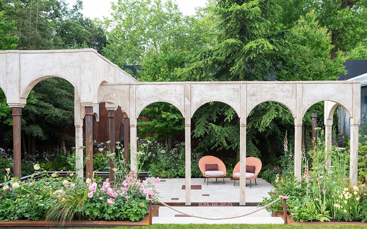 We look back at Chelsea 2019, when award-winning designer Jo Thompson created a show garden for Wedgwood, with perennial planting in a confection of pretty pastel shades. buff.ly/3UOgQoh