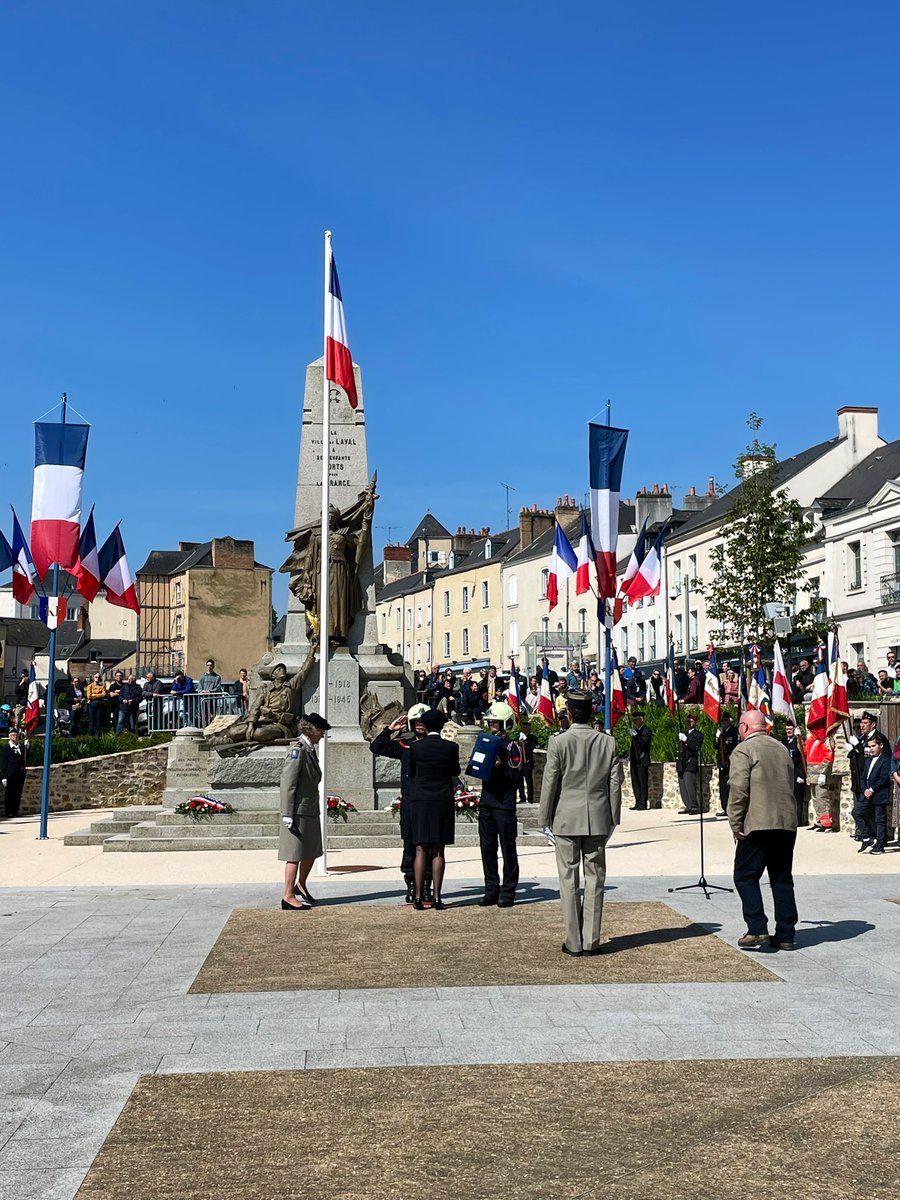 #8mai1945, les nazis capitulaient, après le génocide de 6 millions de juifs. La guerre mondiale aura fait 60 millions de morts. Hommage à ceux qui ont combattu pour notre liberté. 79 ans après, n’oublions pas.Les braises du nationalisme et du rejet de l’autre ne sont pas éteintes