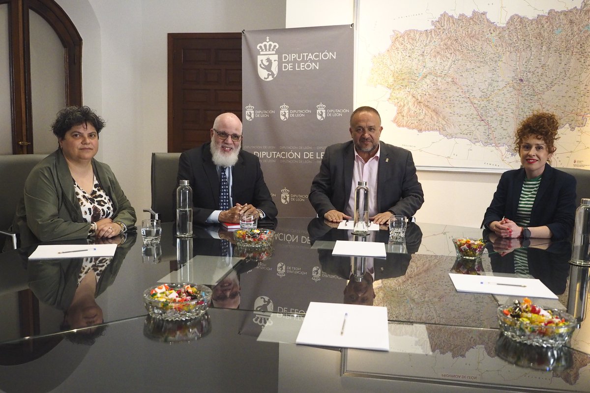 El presidente de la #DiputaciónDeLeón, @courel1966, ha mantenido una reunión con la Delegación Saharaui de Castilla y León, encabezada por su delegado, Abdalahe Hamad Jlil.
@Polisario_Es