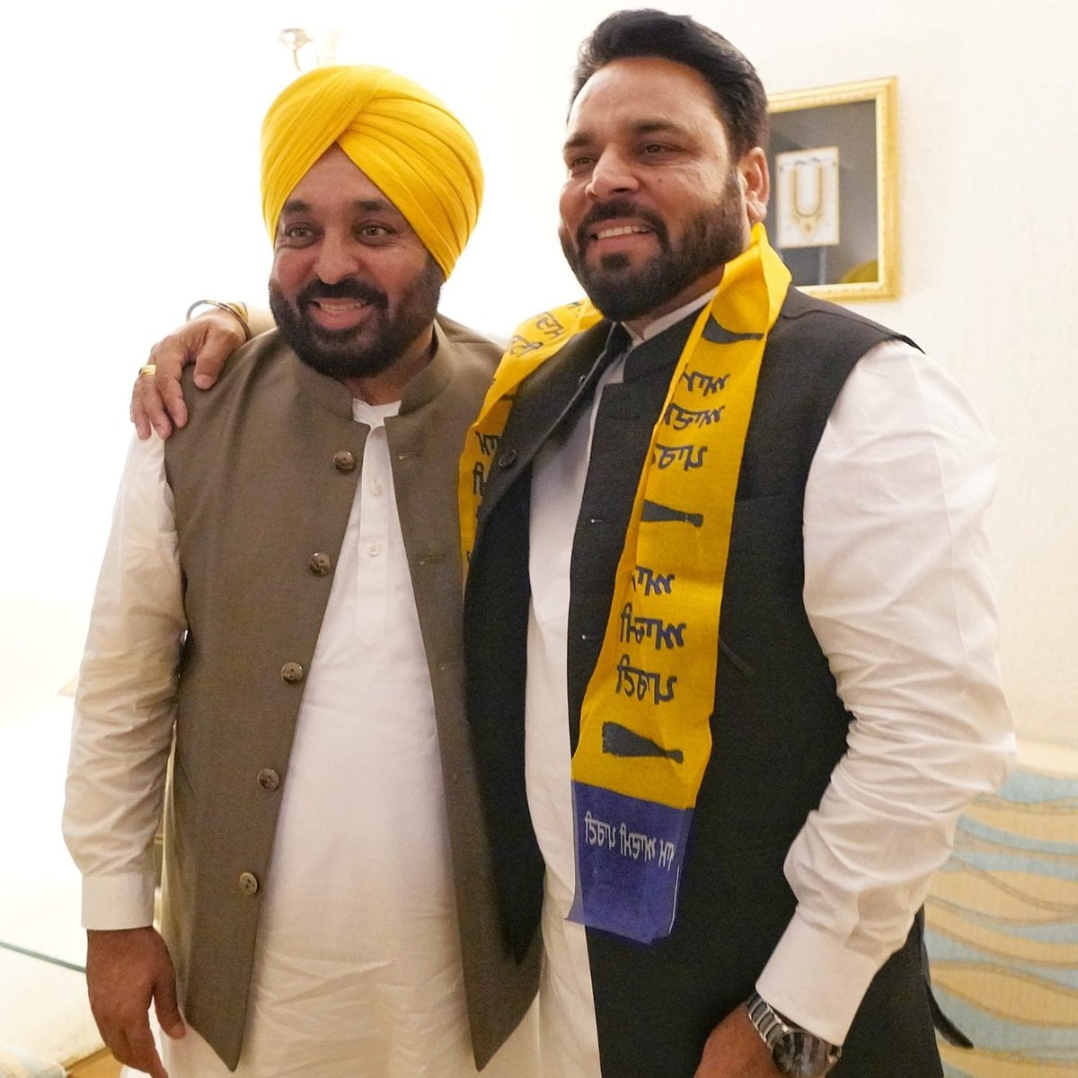 होशियारपुर से बसपा के प्रत्याशी राकेश सोमन ने आम आदमी पार्टी की सदस्यता ली बसपा कों 2019 में होशियारपुर में 1 लाख से अधिक वोट मिले थे