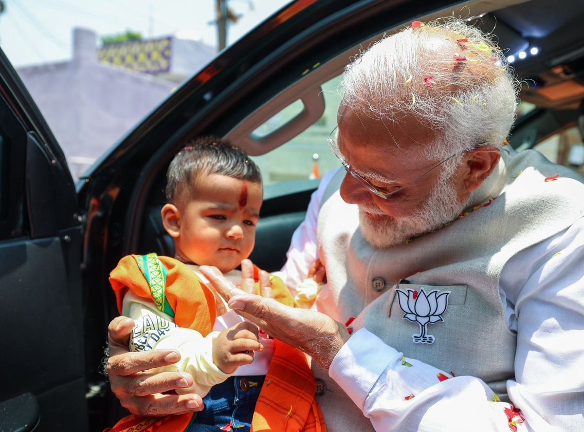 ಭಾರತದ ಭವಿಷ್ಯವು ಸುಭದ್ರವಾಗಿದೆ ! PM Shri #NarendraModi meets a kid in Lakshmipuram village while on his way to a campaign rally in Warangal, Telangana.