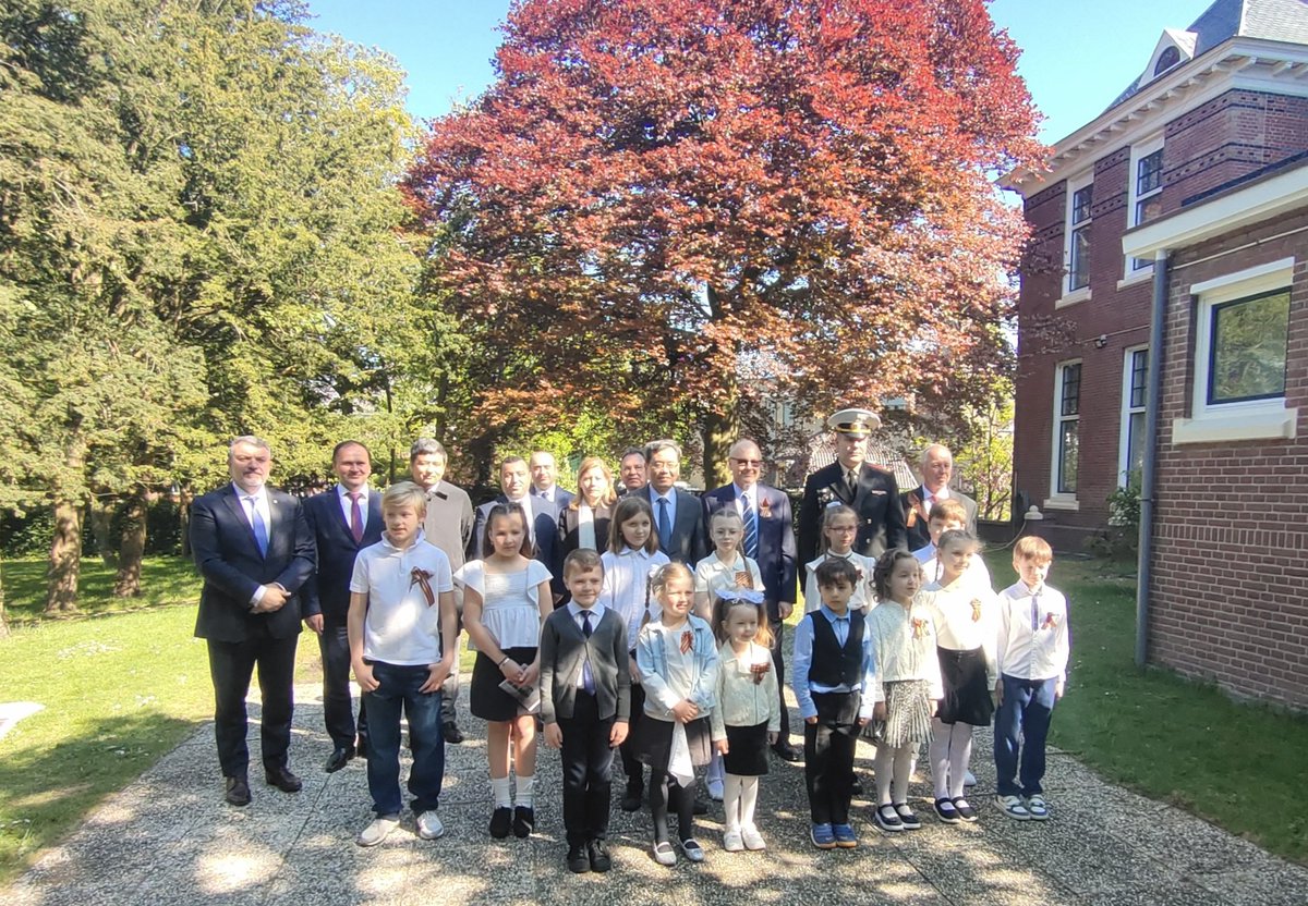 Ambassador of 🇧🇾 to the 🇳🇱, Andrei Yeudachenka, and diplomatic staff participated in the international action 'Garden of Memory.' 10 lilac saplings were planted at the Embassy of 🇷🇺 in The Hague in memory of the fallen soldiers of the Great Patriotic War. #Belarus #BY80 #Russia