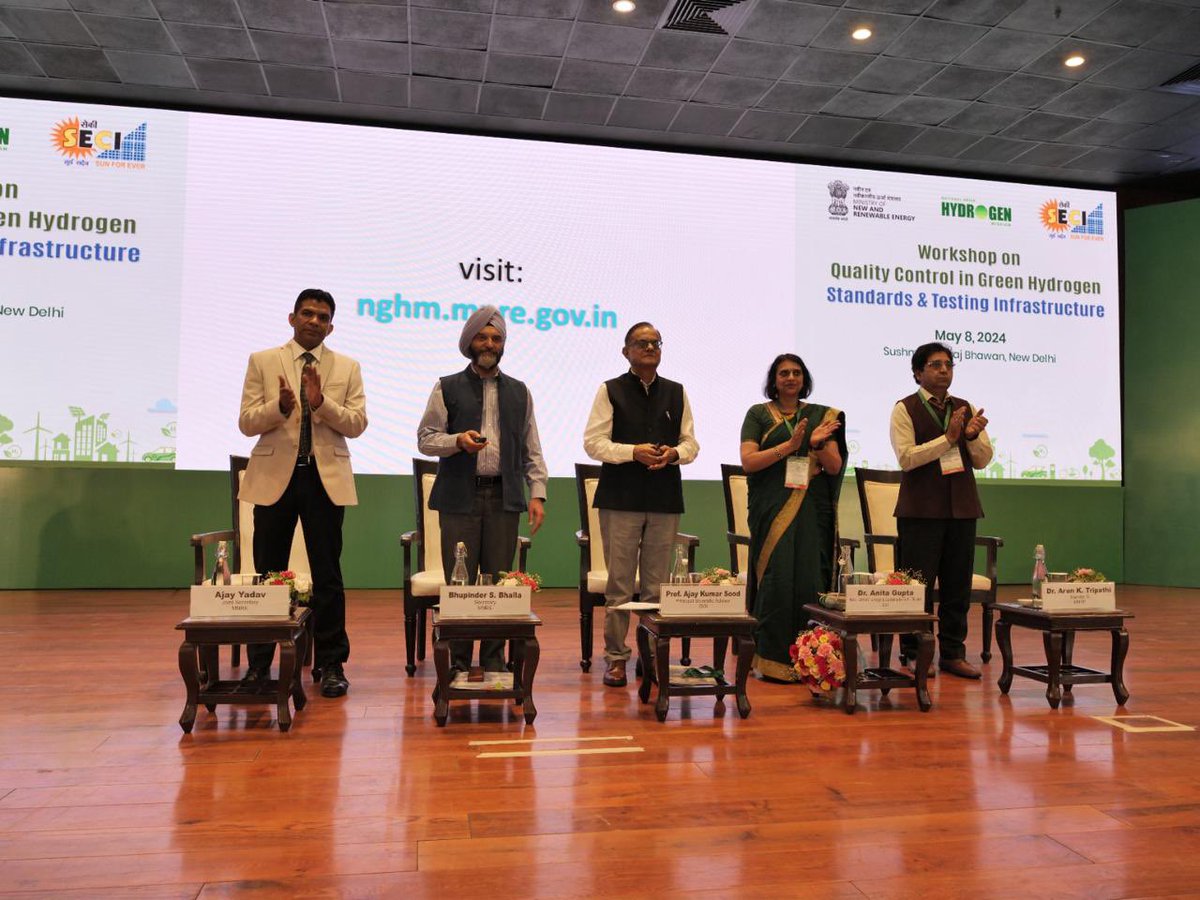 Secretary @mnreindia, Shri Bhupinder S. Bhalla & Prof. Ajay Sood, Principle Scientific Advisor to GOI, jointly launched the Green Hydrogen Portal during the workshop on Quality Control in Green Hydrogen: Standards & Testing Infrastructure at Sushma Swaraj Bhawan, New Delhi.