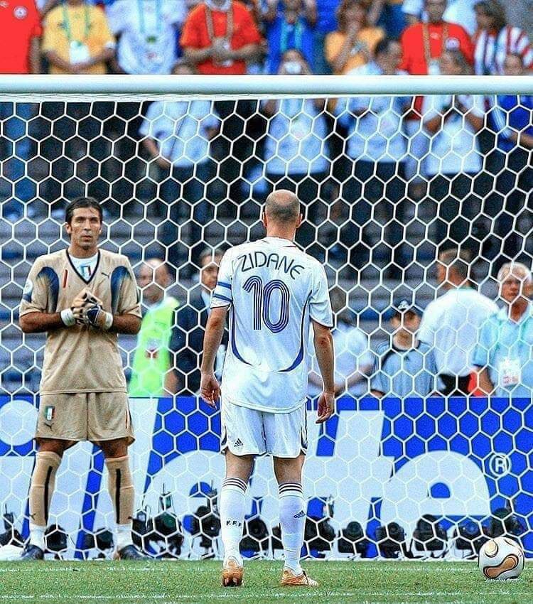 Penaltıda topun başına geçen Zidane ve karşısında Buffon.. 2006 Dünya Kupası Finali