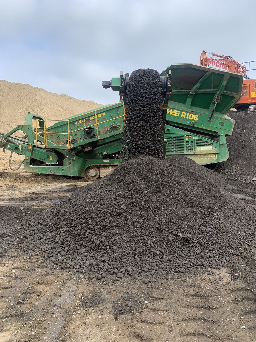 MonkPlantHire's tweet image. ♻️ Screening excellent quality Road Planings on site today! Call our Aggregate Team for a competitive quote 01603 882220 Option 1 ♻️

#recycledaggregate #recycledroadplanings #roadplanings #mphgroupltd