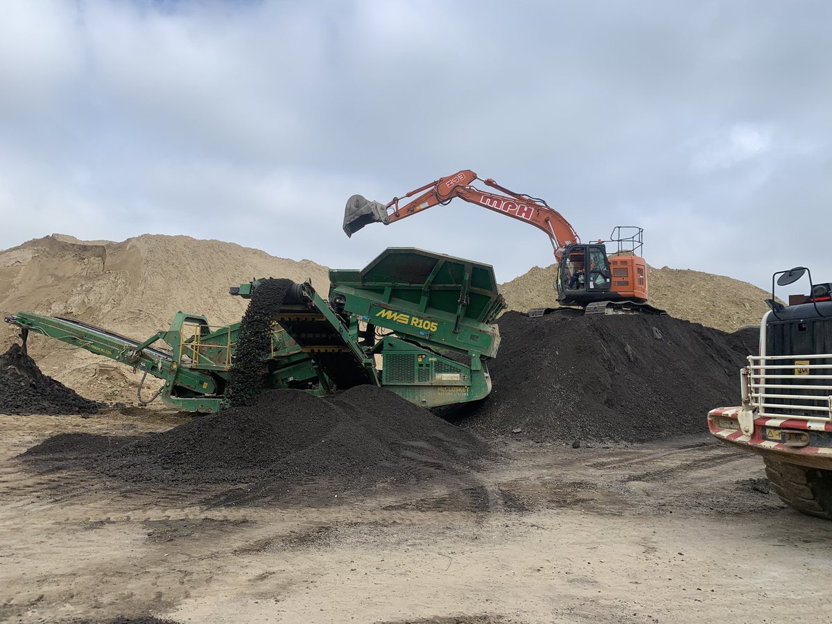 MonkPlantHire's tweet image. ♻️ Screening excellent quality Road Planings on site today! Call our Aggregate Team for a competitive quote 01603 882220 Option 1 ♻️

#recycledaggregate #recycledroadplanings #roadplanings #mphgroupltd