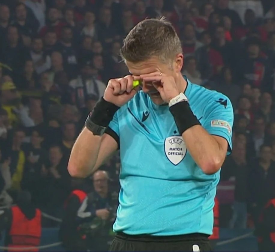 Daniele Orsato was emotional at full-time yesterday during the PSG vs. Dortmund game as he officiated his last Champions League match before retirement. 

He'll end his career after Euro 2024, having refereed since 2010. Orsato oversaw key matches like the 2022 World Cup opener…