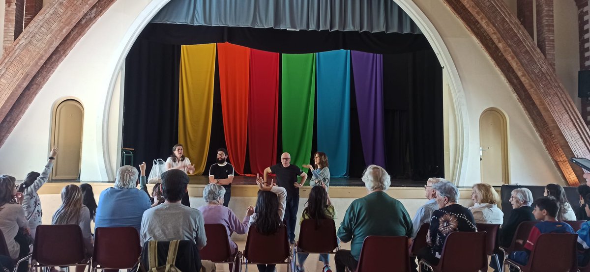 🥰 "Gracies per les abraçades"
🌞"Sense vosaltres  no hauria donat ni un pas"
🎭"Estar amb les persones grans ha estat molt divertit'
Escola Cavall Bernat + CAP Sants 
#ArtSalutIntergeneracional #ArtsenSalut #Barcelona