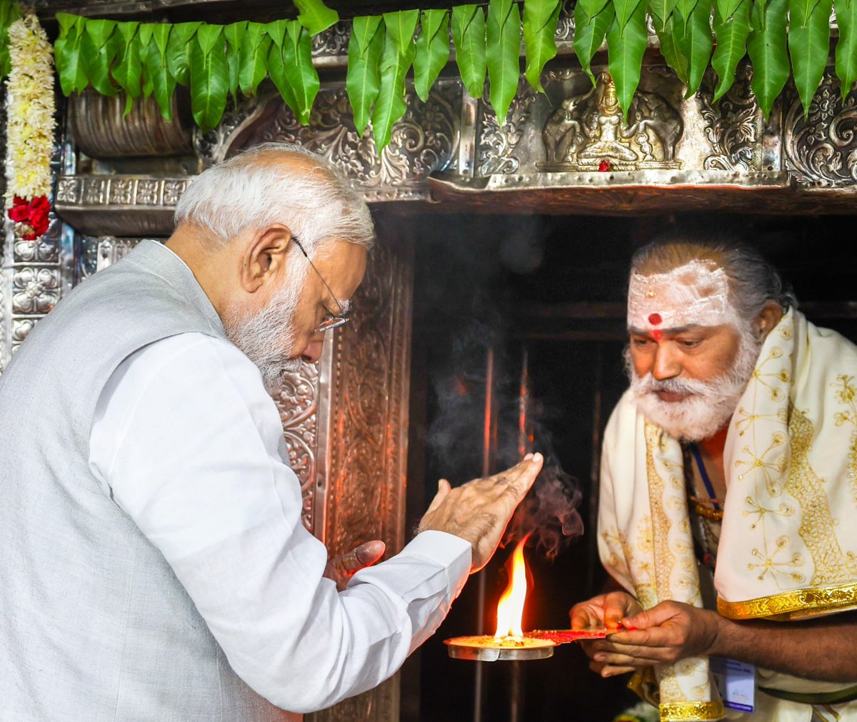 ॐ त्र्यम्बकं यजामहे सुगन्धिं पुष्टिवर्धनम्।  |
उर्वारुकमिव बन्धनान् मृत्योर्मुक्षीय मामृतात्॥  

માનનીય પ્રધાનમંત્રી શ્રી @narendramodi જીએ તેલંગાણા ખાતે સ્થિત શ્રી રાજ રાજેશ્વર સ્વામી મંદિરમાં પૂજા-અર્ચના કરી.