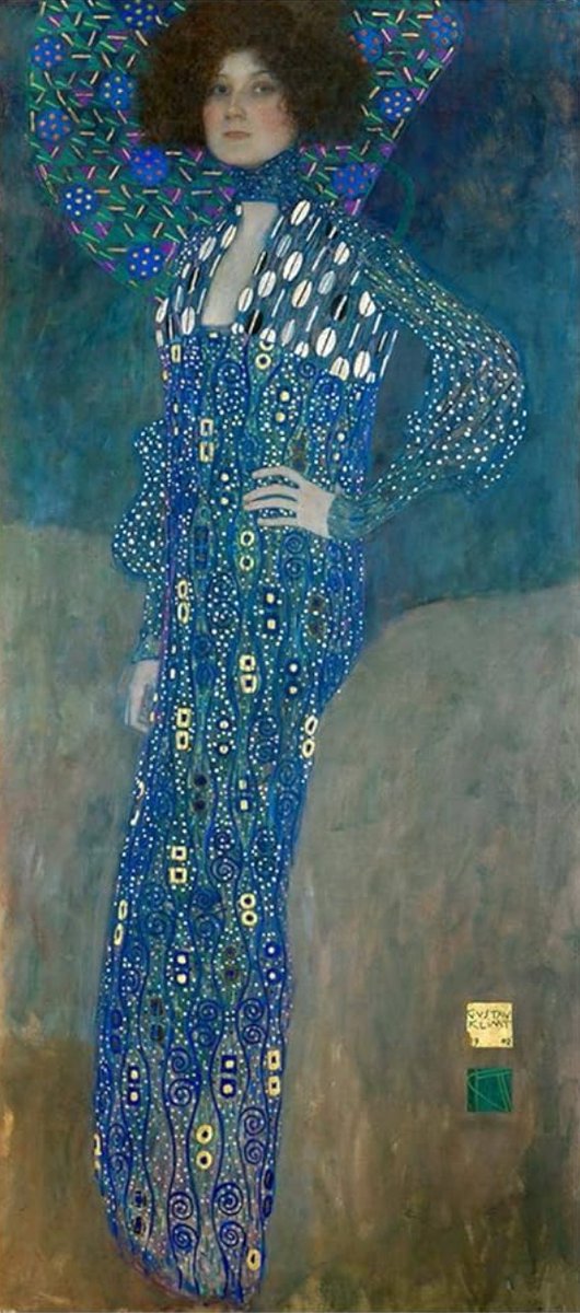 ¡Buenos días!👋 ¿Quién esta dama vestida de azul y pintada por Gustav Klimt en 1902? Es Émile Flöge Muchas mujeres pasaron fugazmente por la vida de Klimt; a su muerte más de una decena de hijos suyos nunca reconocidos, reclamaron una parte de su herencia. Sigue.