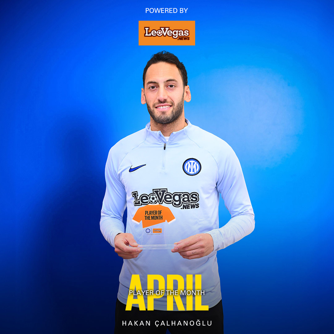 Inter's tweet photo. 4 gol in 5 partite e una doppietta da far girare la testa 🤩🖤💙
Hakan Çalhanoğlu è il vincitore del @LeoVegas_News "Player of the Month" 🙌

#ForzaInter #POTM https://t.co/4e8mJC4ZTQ