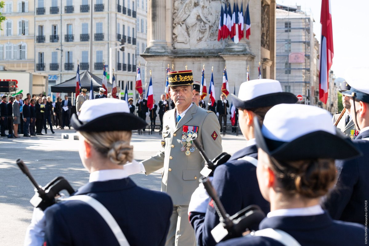 [#Cérémonie ] 🇫🇷
Ce matin, les marins-pompiers de #Marseille ont commémoré, aux côtés de leurs camarades militaires, la victoire des Alliés le #8mai1945 lors d'une cérémonie porte d'Aix.