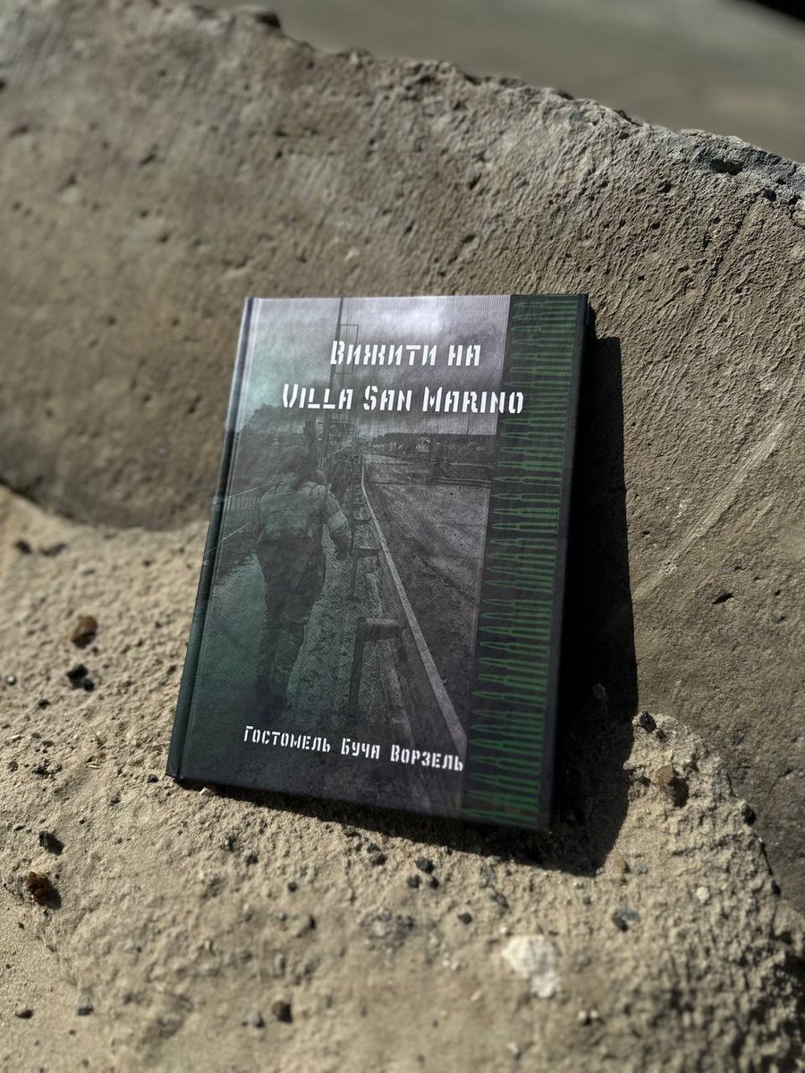 ab3support's tweet photo. Нарешті вийшла довгоочікувана книга «Вижити на Villa San Marino».

Видання об’єднує історії добровольців з України та Білорусі, які в лавах загону територіальної оборони АЗОВ у лютому-березні 2022 року стали на захист столиці України, вибивали російських окупантів з Київщини та зустріли переважаючу колону ворога у готельному комплексі Villa San Marino.

Саме в цьому бою загинув заступник командира Чорної сотні Центурії легіонер Стрілок, ветеран ДУК ПС і гвардійського полку Азов.

Книга видається за підтримки організації CENTURIA під брендом «Орієнтиру» – першого книжкового видавництва, заснованого ветеранами російсько-української війни. Його очолював головний ідеолог Азовського Руху Микола Кравченко, а нині воно продовжує функціонувати як складова частина клубу https://t.co/HkgnSGJhBo

Наклад вже прибув на склад видавництва, тож ви можете отримати своє замовлення у числі перших!

📍Посилання на замовлення: 
https://t.co/z2siuloKIL 

Кошти від продажу видання під��ть на друк творів авторства Миколи Кравченка «Крука», який загинув 14 березня 2022 року під час оборони Києва.