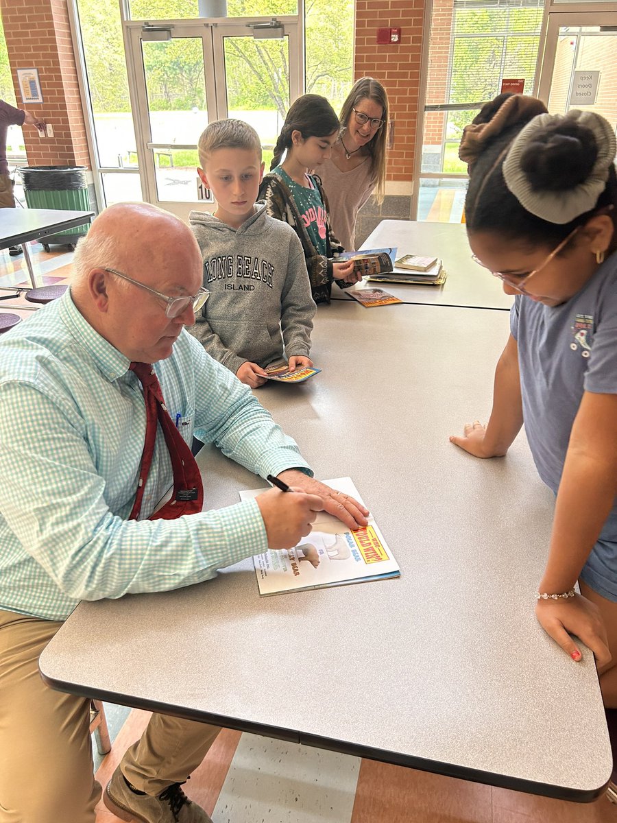 FrenchtownElem's tweet photo. A great visit from author Jerry Pallotta! Thank you to the PTA for sponsoring! https://t.co/rUZ4W9c56L