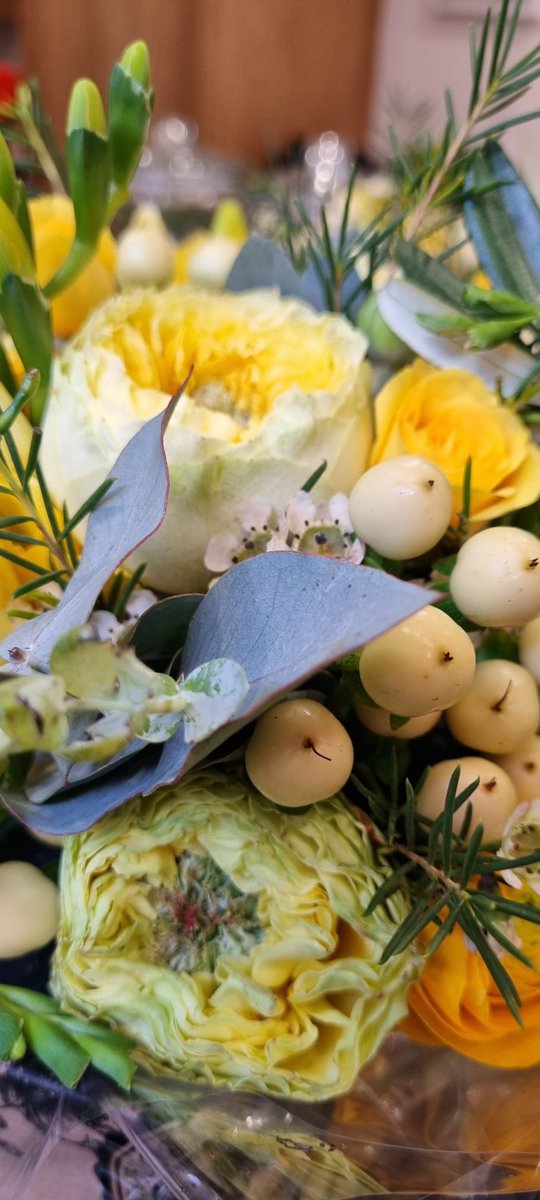 Beautiful wedding flowers 🫶 loving the lemon tones. #wedding #weddingday #weddinginspiration #weddingflowers #bridalflowers