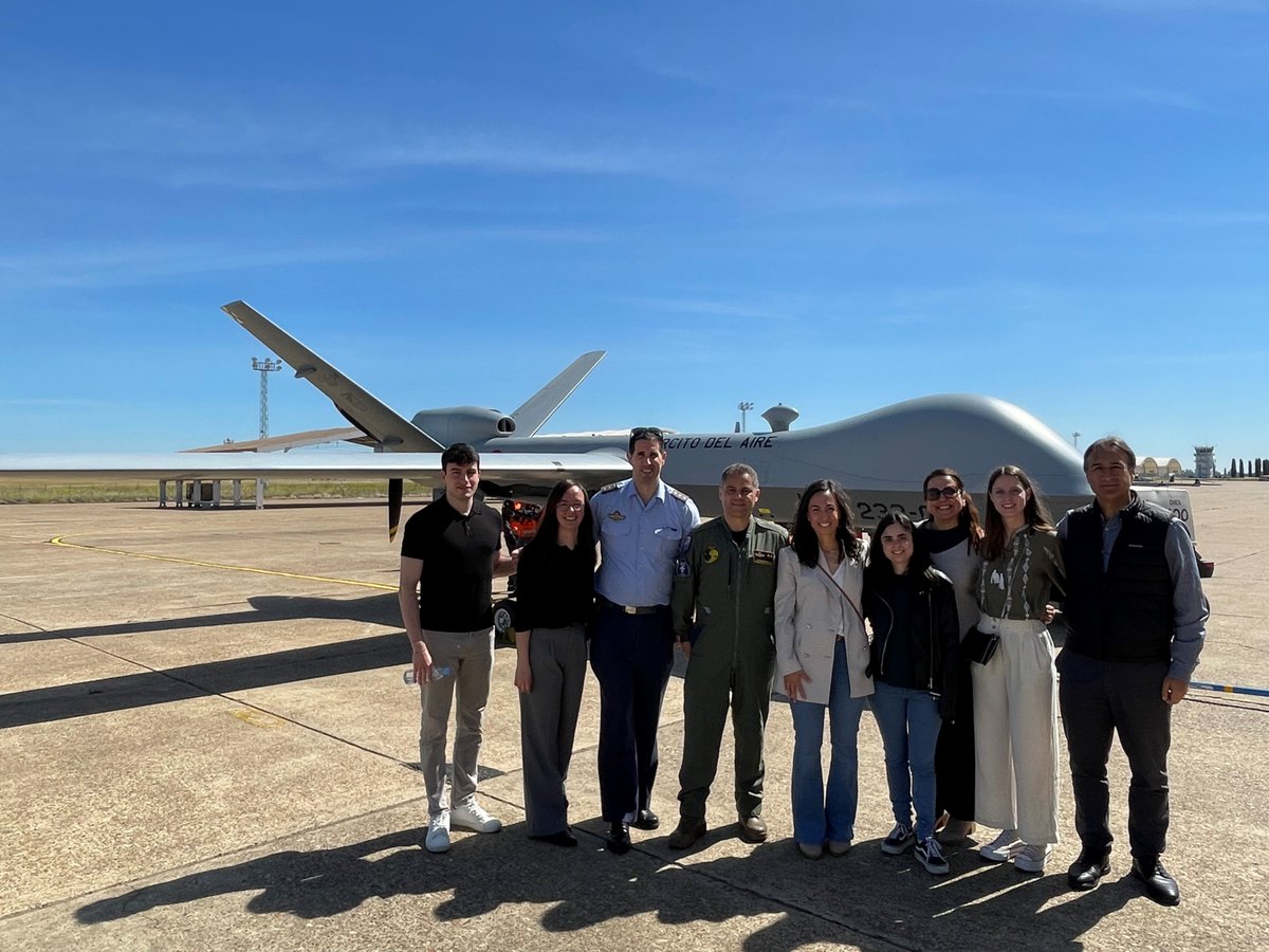 🛩️Ayer una delegación de @ENAIRE visitó el #Ala23 @EjercitoAire, en la Base Aérea de Talavera la Real para conocer de cerca las características, prestaciones y modo de operar el #RPAS (Remotely Piloted Aircraft System) de MQ-9 Predator. #BATalavera #Colaboración #TrabajoEnEquipo