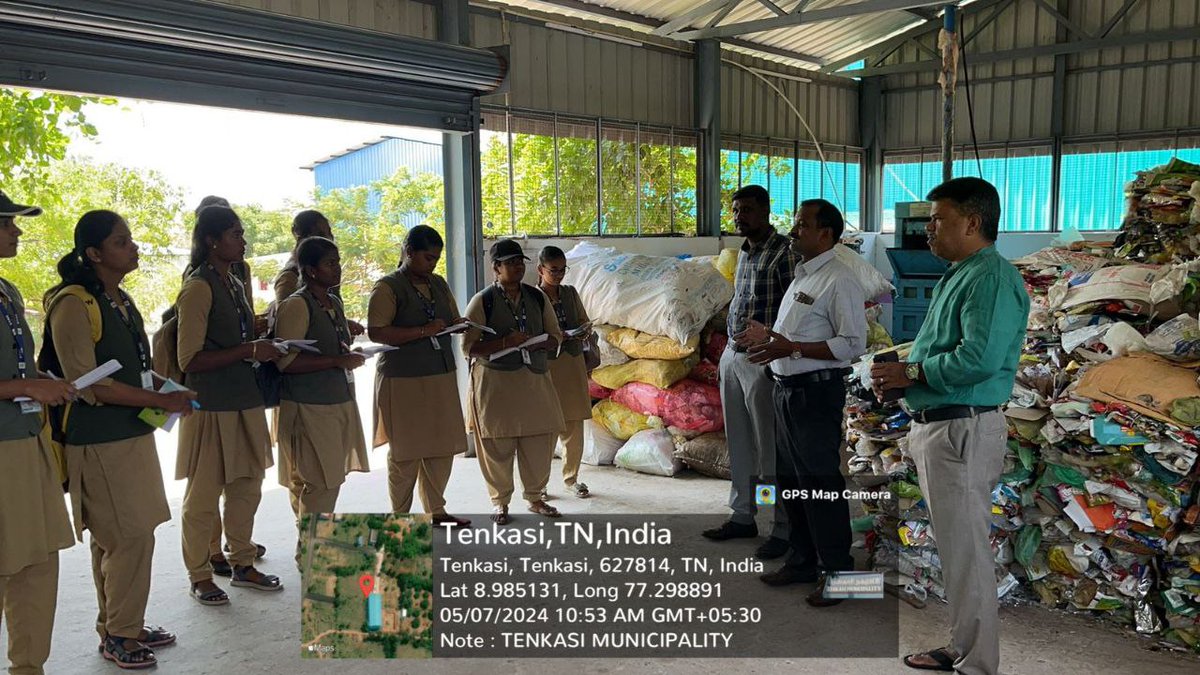 Tenkasi Municipality the commissioner provided training on solid waste management to the students of Thangapalam Agricultural College.
@CMOTamilnadu
@KN_NEHRU 
@sbmrdmanellai @tnmaws
@SwachhBharatGov  
#WasteToWealth 
#TamilNaduVsGarbage  
#GarbageFreeCities 
#SwachhBharatUrban