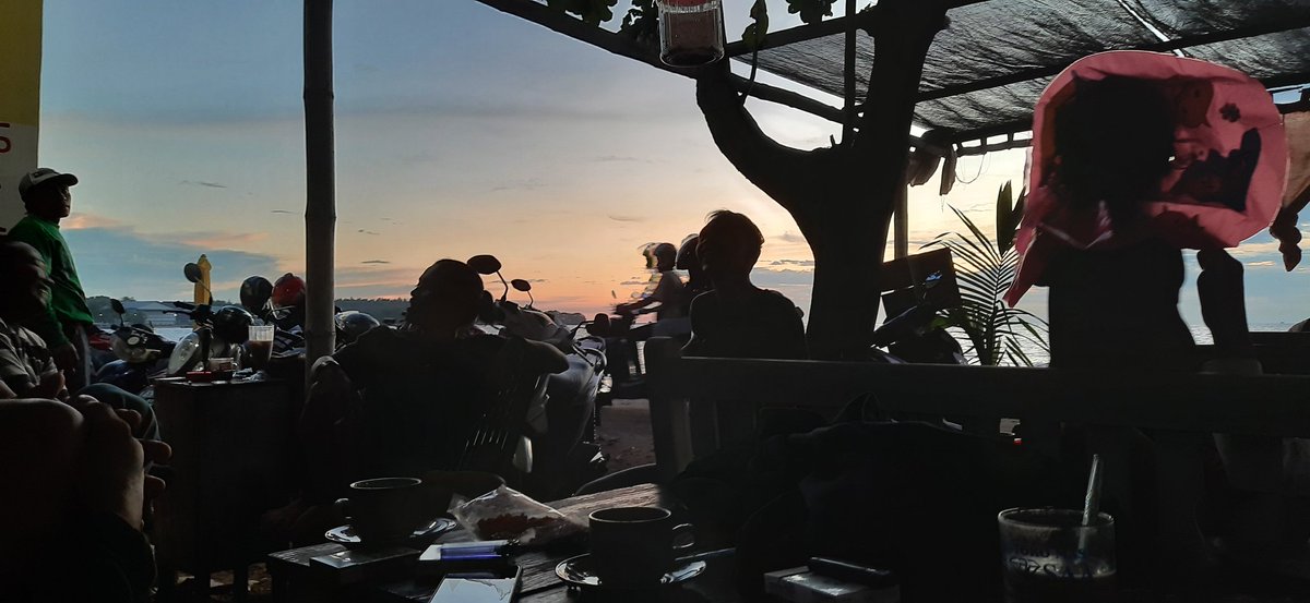 SDekill's tweet photo. Sedikit" dibilang anak senja lah...anak indie laah....
Apa hanya anak Senja/indie yg bisa berpuisi sambil menikmati kopi...???
#GoblokJanganDipelihara 
#Mariberfikir 
#puisi https://t.co/zDX7jw2EEe