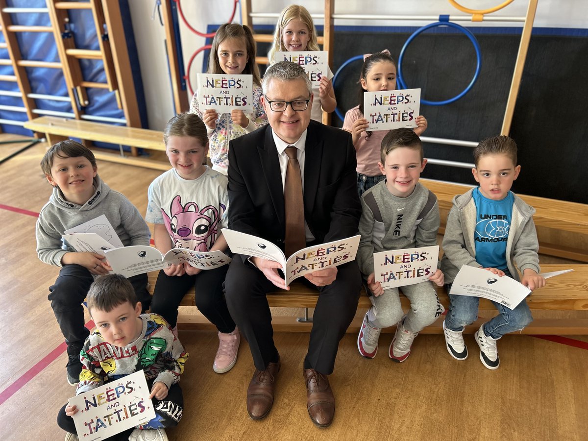 🤝Huge thanks to @Cigna for teaming up with @NBMScotland to give Inverclyde schools access to the ‘Neeps & Tatties’ project, which uses the Scots language to help children better understand difference. 📚I visited Moorfoot Primary to show my support & distribute books to pupils.