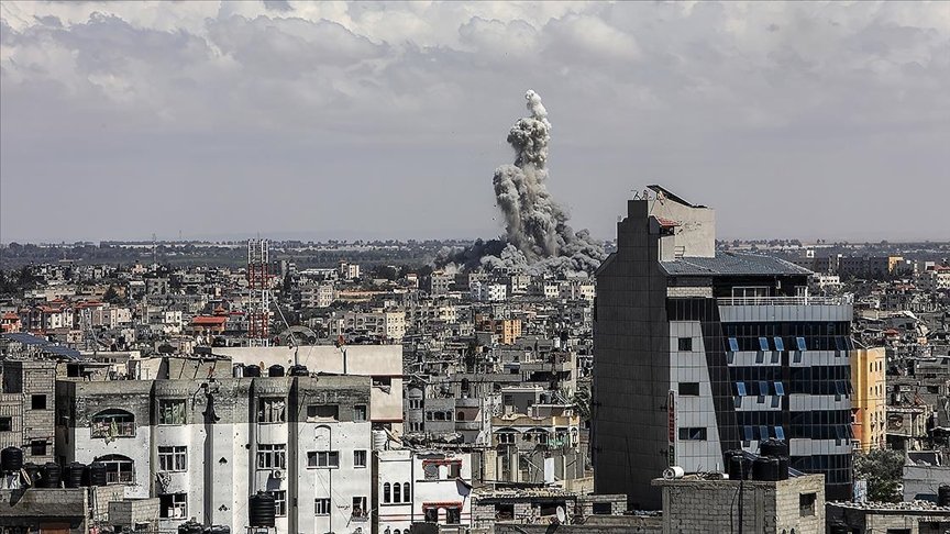 İşgalci İsrail ordusunun Gazze Şeridi’ndeki saldırılardan kaçan yaklaşık 1.5 milyon kişinin sığındığı güneydeki Refah kentine düzenlediği saldırılarda son 24 saatte 35 kişi öldü, 129 kişi yaralandı. #getoutofrafah