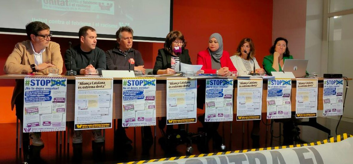 Atenció. Cartells en castellà a l'acte de processistes i partits espanyols contra @CatalunyaAC