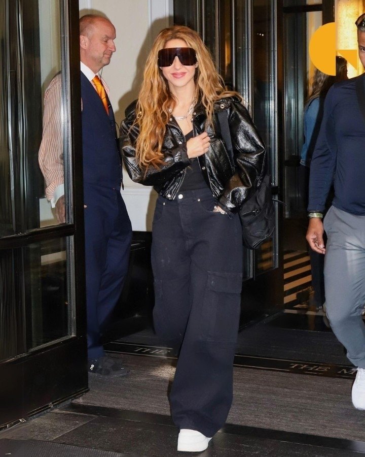 Shakira saliendo del Hotel Mark en Nueva York. 🖤 [07.05.24]