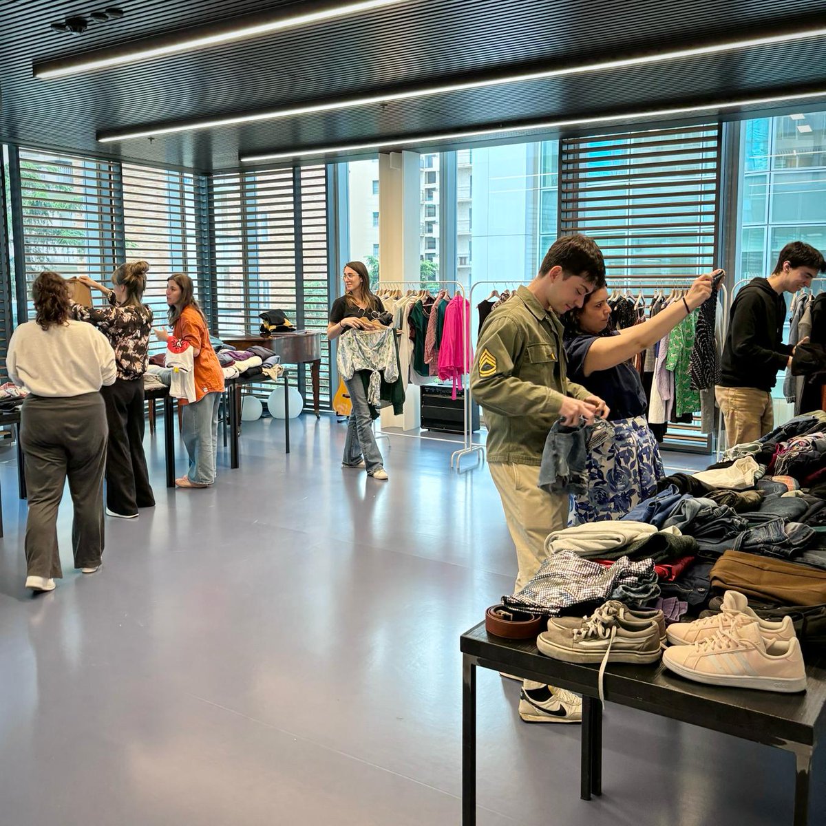 Zero cost, zero waste.
Spooners cleaned out their closets and refreshed their wardrobes—the eco-friendly way—at our spring clothing swap. 👗♻👕