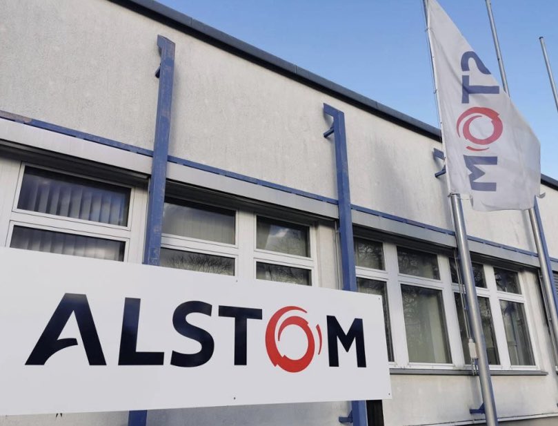 Deutschen Alstom-Zugfabriken in Ostdeutschland droht die Schließung: Knapp 10.000 Beschäftigte betroffen.
Alstom hat Ärger mit der IG Metall und dem Betriebsrat die den neuen Tarifvertrag „für mehr Wettbewerbsfähigkeit in Deutschland“ zurecht nicht akzeptieren.