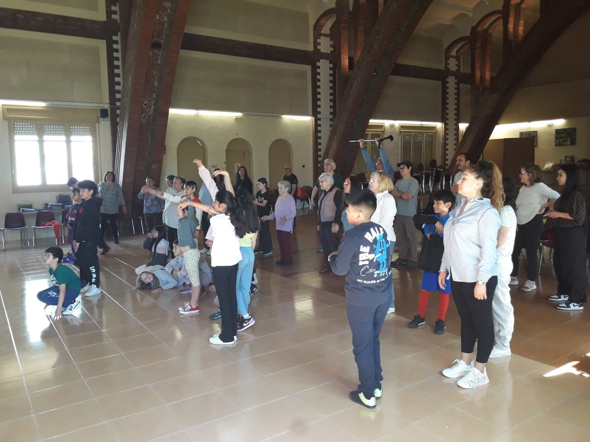 "Gràcies, pq ens ho expliquen a casa però en directe és molt millor aquesta experiència"
Classe oberta de #Teatre amb famílies a l'escola Cavall Bernat #Barcelona