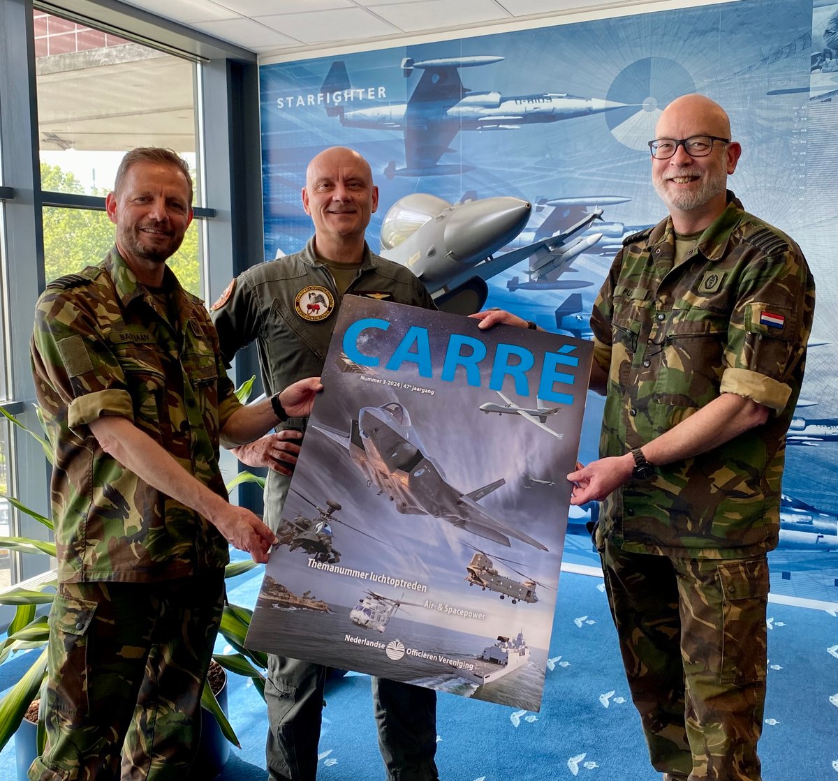 Kon_Luchtmacht's tweet image. Lees alles over Air- en Spacepower, in het nieuwe themanummer van Carré ✈️📖
 
In 2023 bracht de Nederlandse Officieren Vereniging een Carré themanummer 'Landoptreden' uit. In navolging daarop is er nu ook een themanummer ‘Luchtoptreden’ uitgebracht 👉 bit.ly/44wfkdI